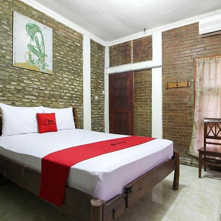 Reddoorz Near Rumah Sakit Wirosaban Salakan Exterior foto